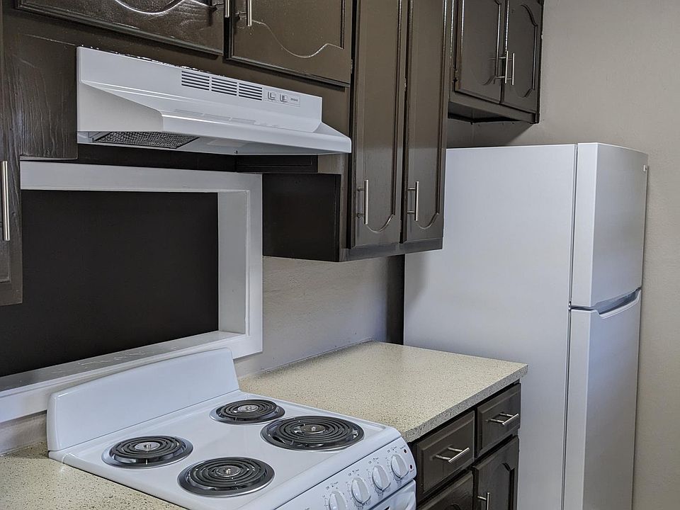 2nd image of 835 Majestic Dr #835