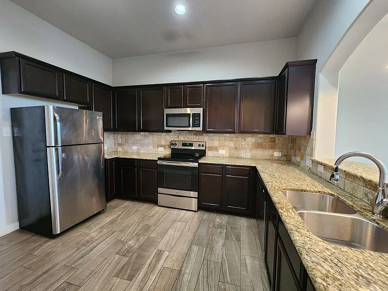319 Creekside Curv — Photo 8