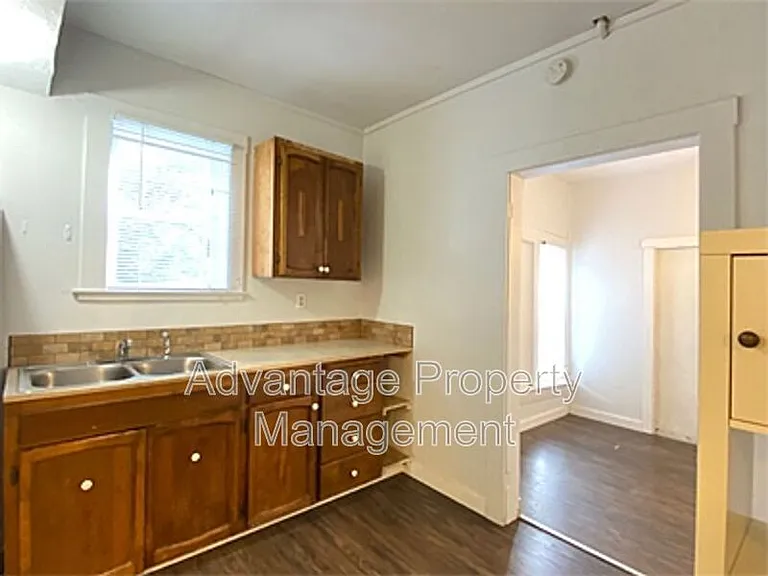 240 NW 9th St #1 — Photo 6