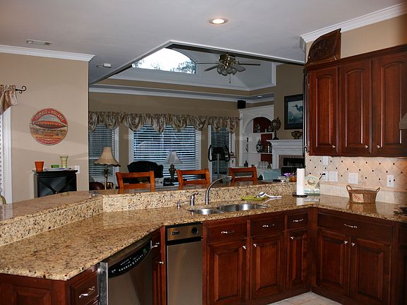 Open kit/den, tray ceiling