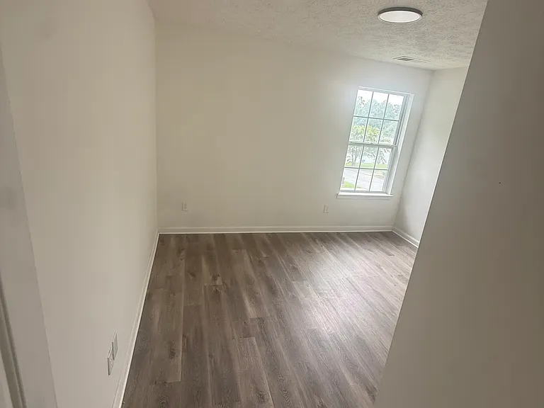 705 Waveland Ave — Photo 18
