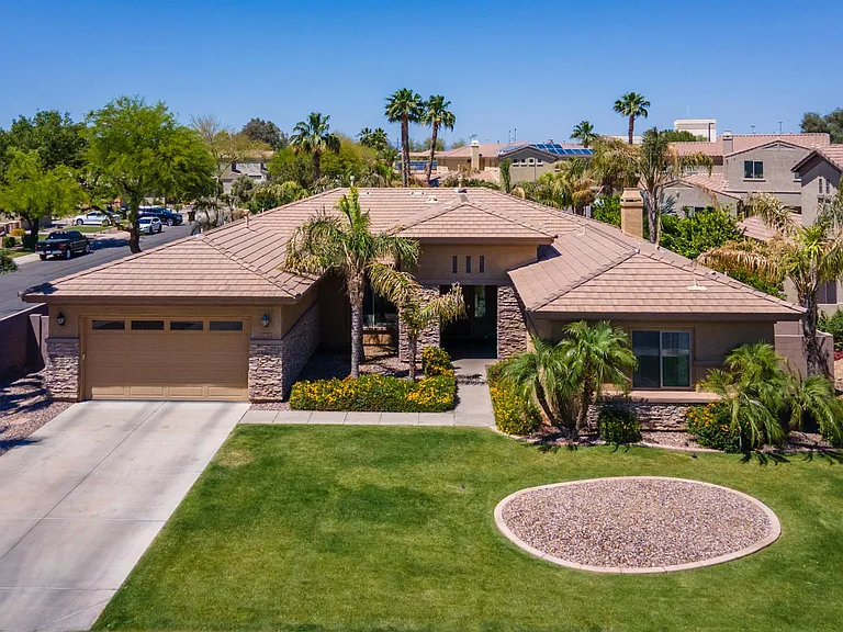 1230 E Canary Dr — Photo 3