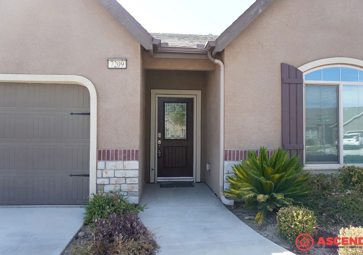 Move-In Special: $500 Off First Month! Stunning 3BR/2BA Corner-Lot Home with Solar & Modern Kitch... — Photo 2