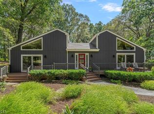 1 Fawn Ridge Rd, Clinton Twp., NJ 08833