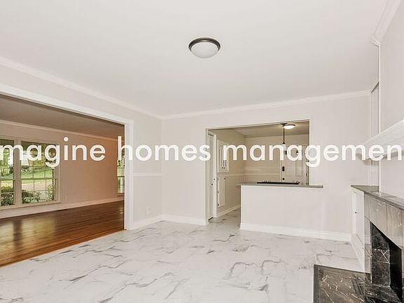 3rd image of 1061 Orchard Lakes Dr