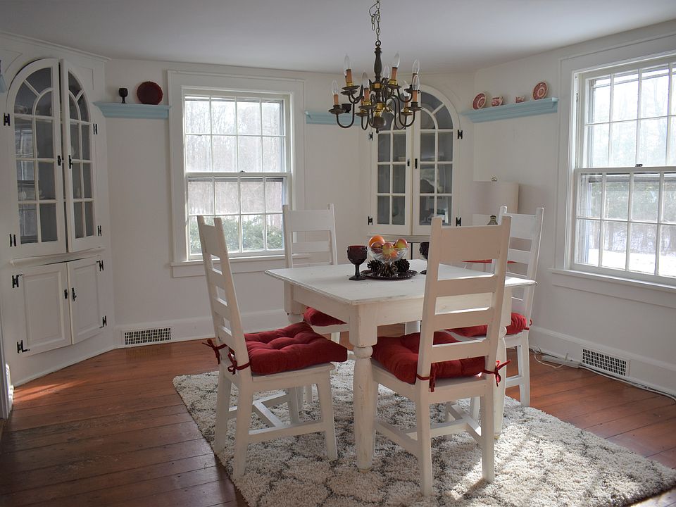 Sunny Dining Rm w/built-ins