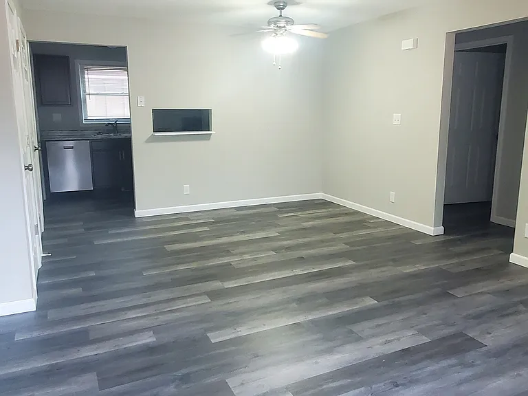 325 W 9th St #A — Photo 2