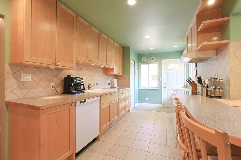 Burnaby House for rent - 3 Bedrooms — photo 2