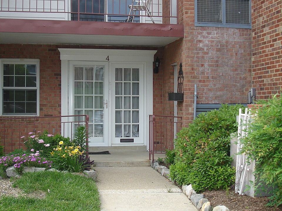 1st image of 4 Rock Garden Ln