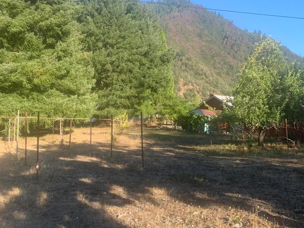 86 Riverside Ln, Willow Creek, CA 95573