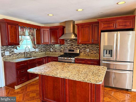 4th image of 8907 Maplebrook Rd