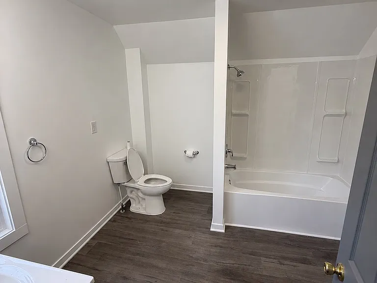 459 E State St #B — Photo 4