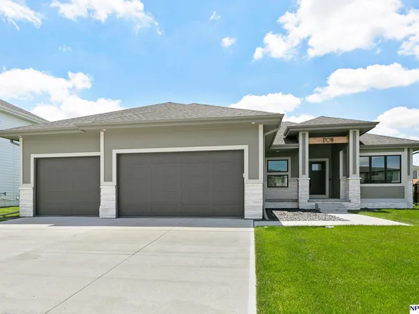 17011 Sarah St, Bennington, NE 68007