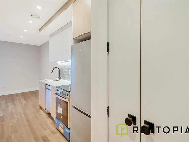 415 Manhattan Ave #5A — Photo 3