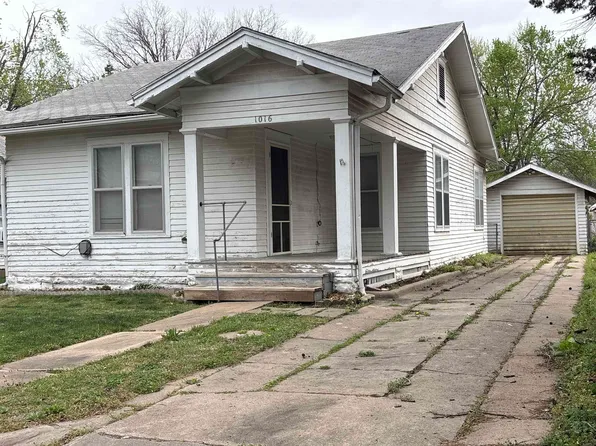 1016 E 15th Ave, Winfield, KS 67156