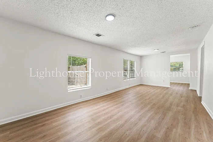 1021 Woodstock Ave — Photo 5