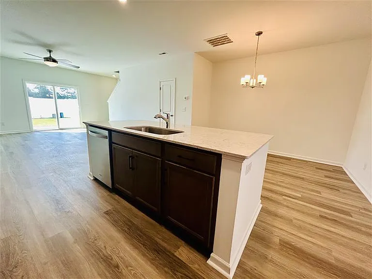 7121 Fisk Dr NE — Photo 2