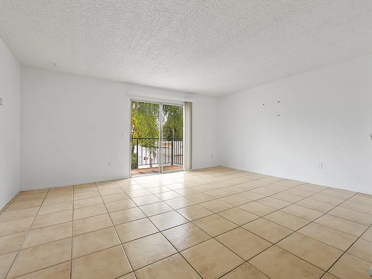 380 Plymouth Apartments — Photo 7