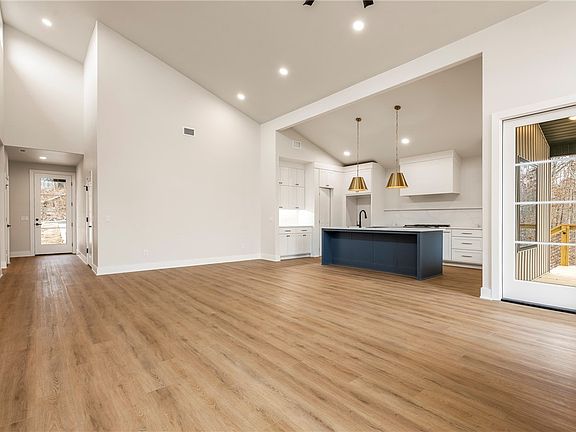 5th image of 48 Lothian Dr