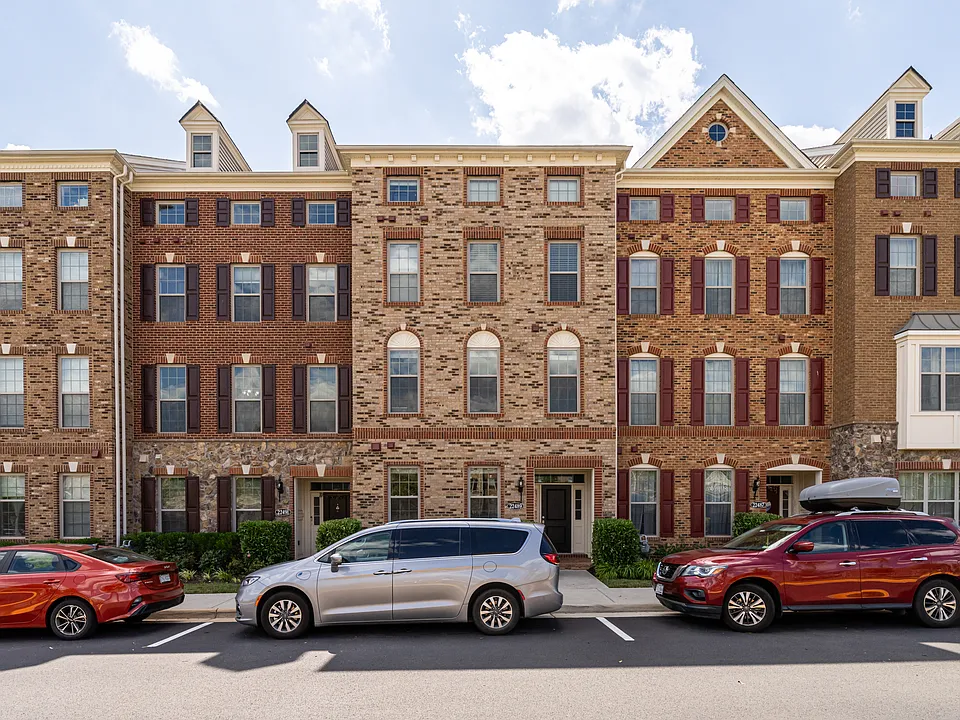 22489 Naugatuck Sq