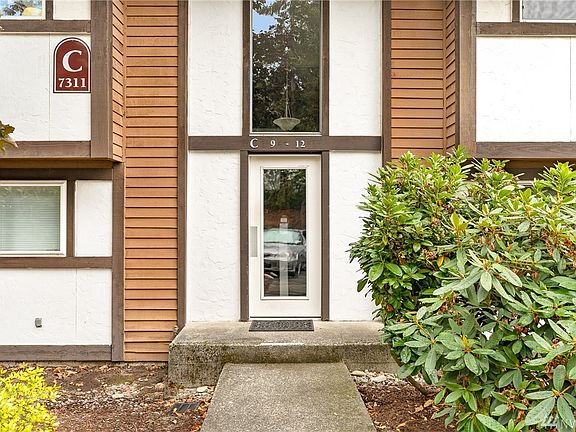Quaint top floor corner unit in Mill Park condominiums.