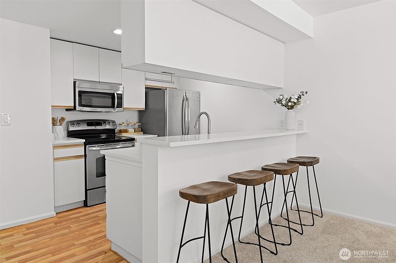 4th image of 2600 2nd Avenue #302