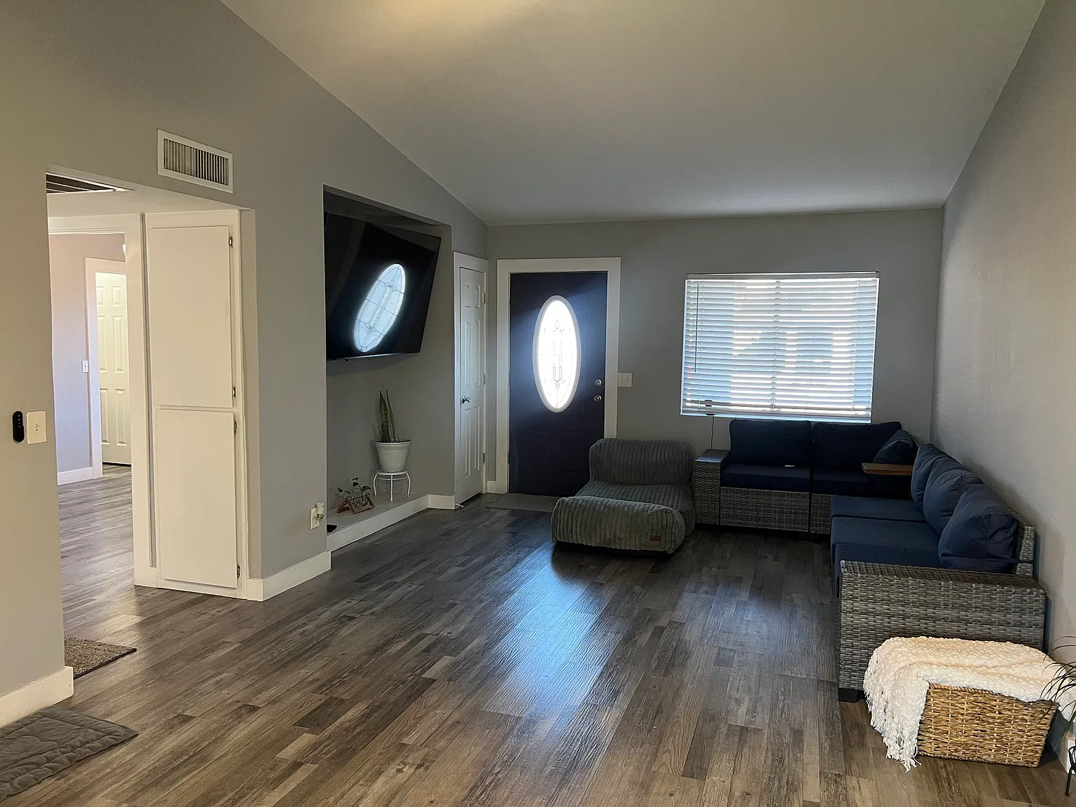 2 bed, 1058 sqft, $2,000 — Photo 2