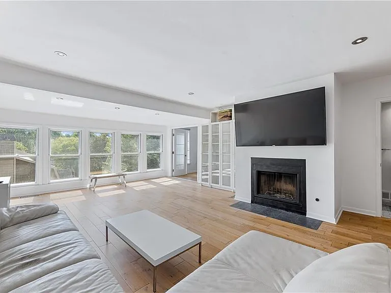 908 Lenox Hill Ct NE — Photo 8