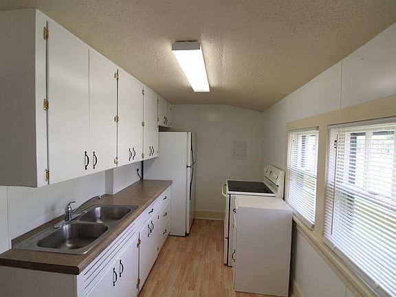 4th image of 221 S Logan St