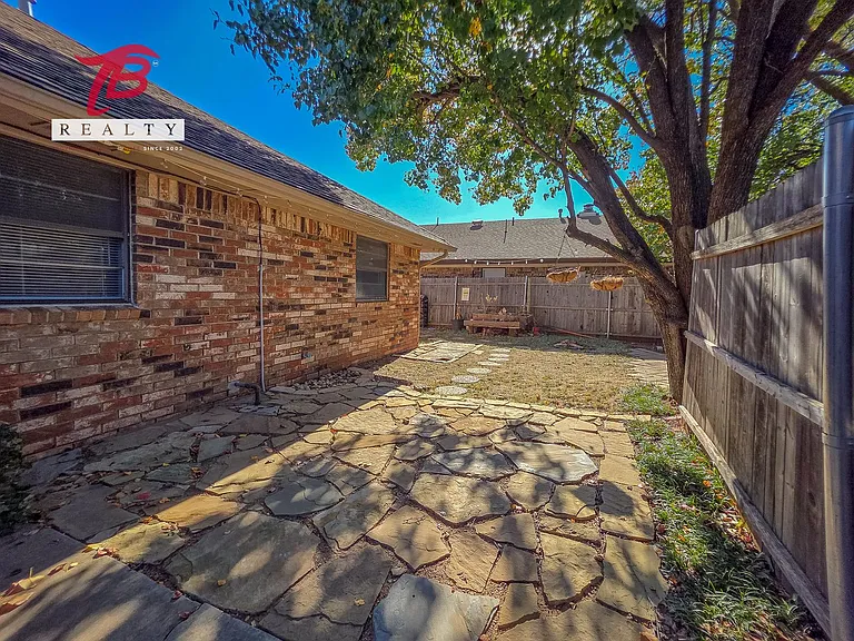 6811 Lyrewood Ln — Photo 24