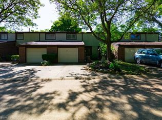 915 Saint Ambrose Dr, Akron, OH