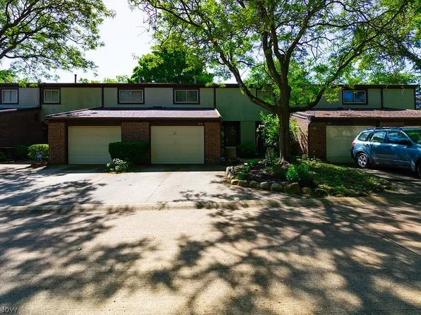 915 Saint Ambrose Dr, Akron, OH 44307