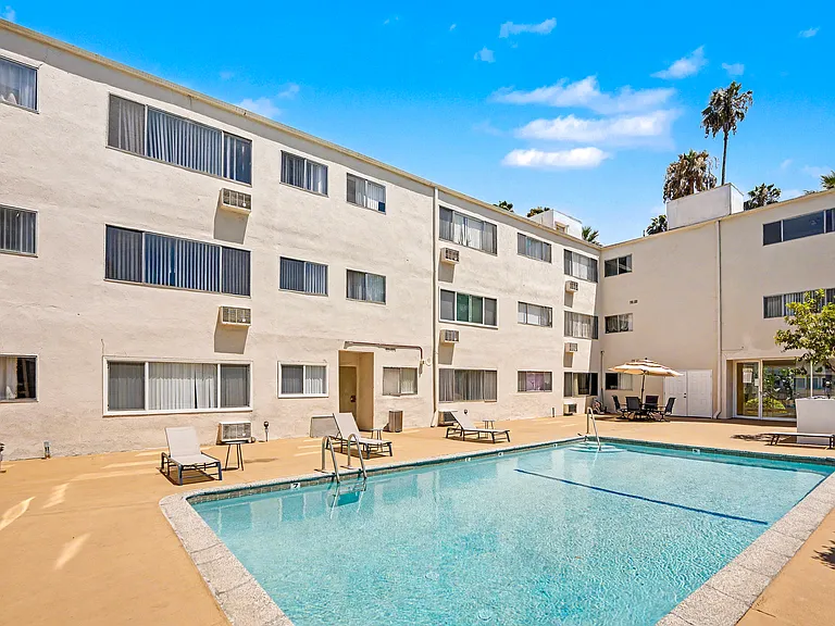 Hollywood Apartments — Photo 26
