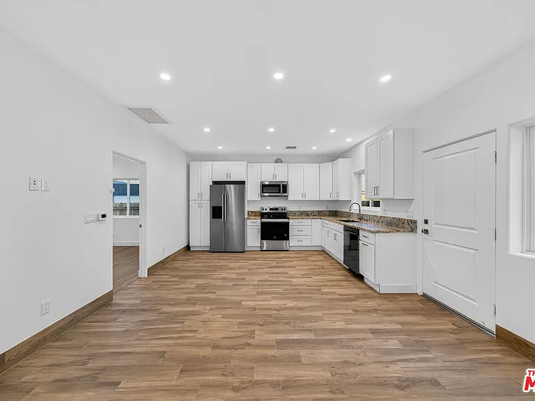 17625 Burbank Blvd — Photo 9
