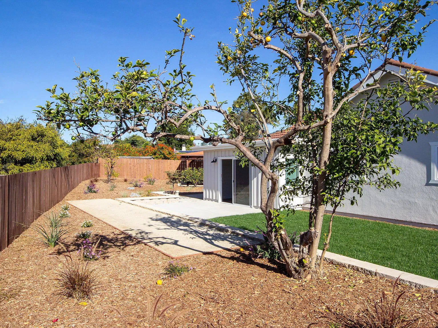1550 Sunrise Cir — Photo 2