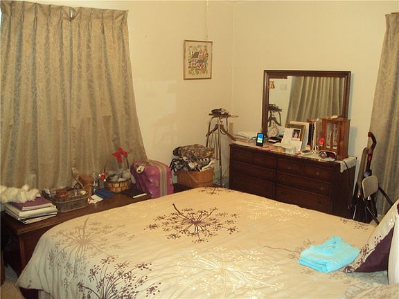 5th image of 393 Rebecca St