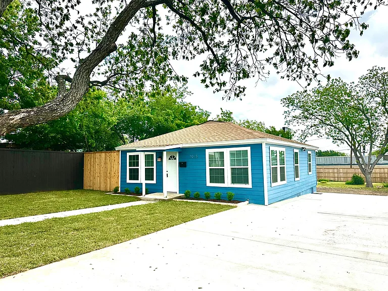 3025 Joyce Dr — Photo 2