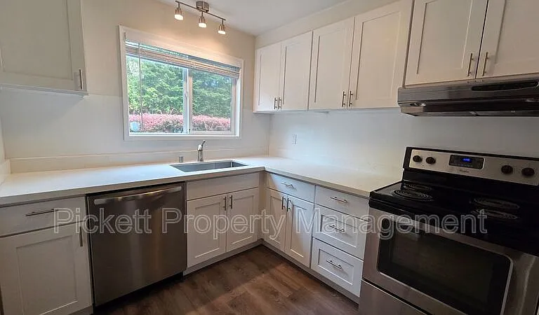 354 NW Edvard St #E — Photo 11
