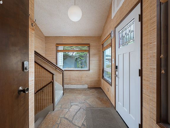 5th image of 605 SW Coast Ave