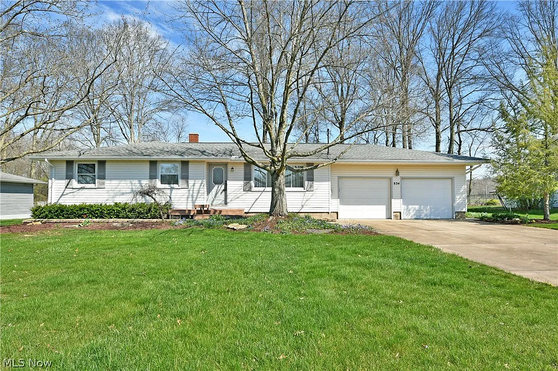 834 Pleasant St photo 1