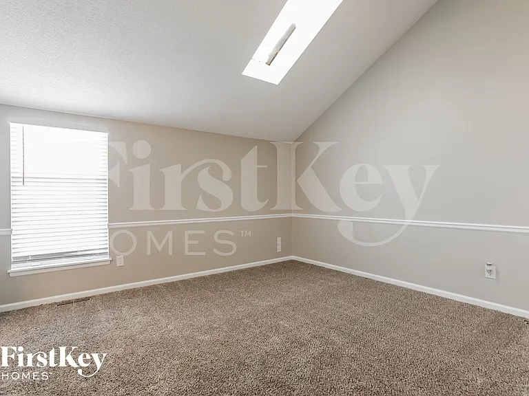 1529 NE Auburn Dr — Photo 9