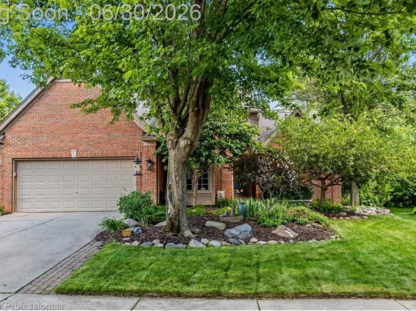 1085 Bloomview Cir, Rochester, MI 48307