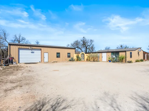 714 Veterans, Sabinal, TX 78881