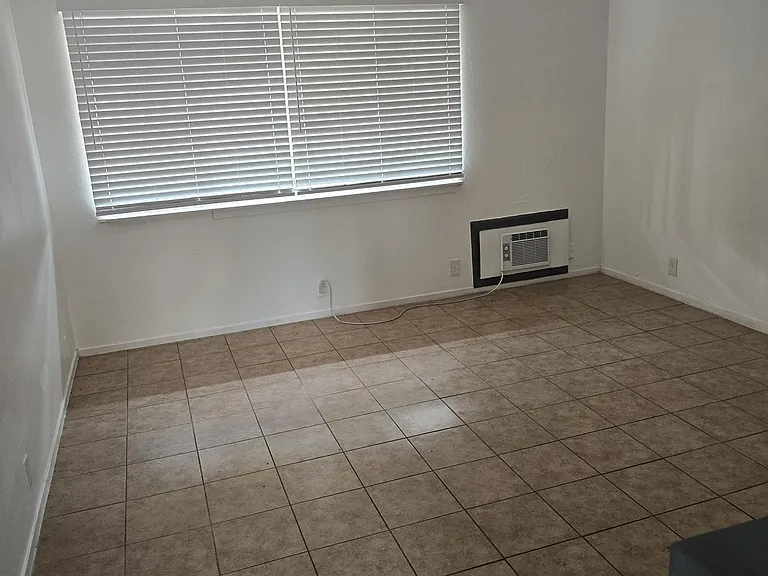 627 N Edison St #21 — Photo 5