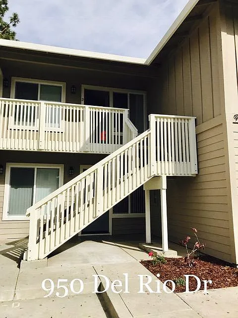 950 Del Rio Dr — Photo 2