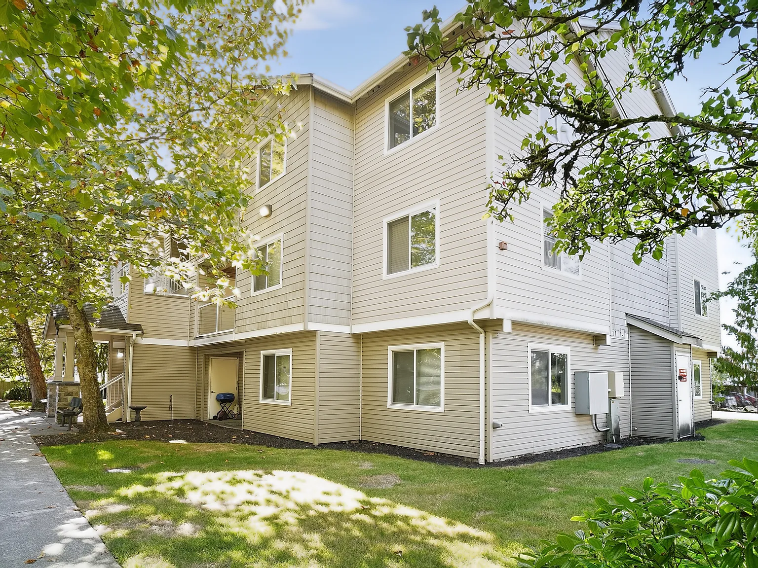 2 bed, 858 sqft, $1,875 — Photo 3