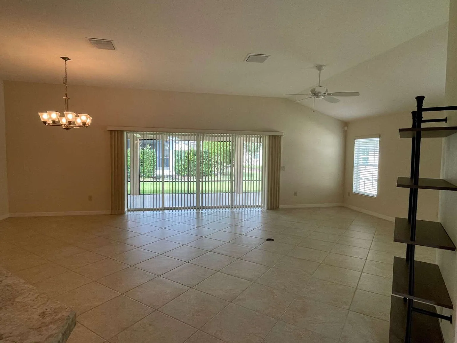 3 bed, 2.0 bath, 1920 sqft, $2,400 — Photo 3