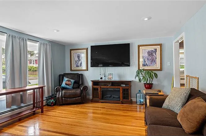 3 bed, 2426 sqft, $2,500 — Photo 3