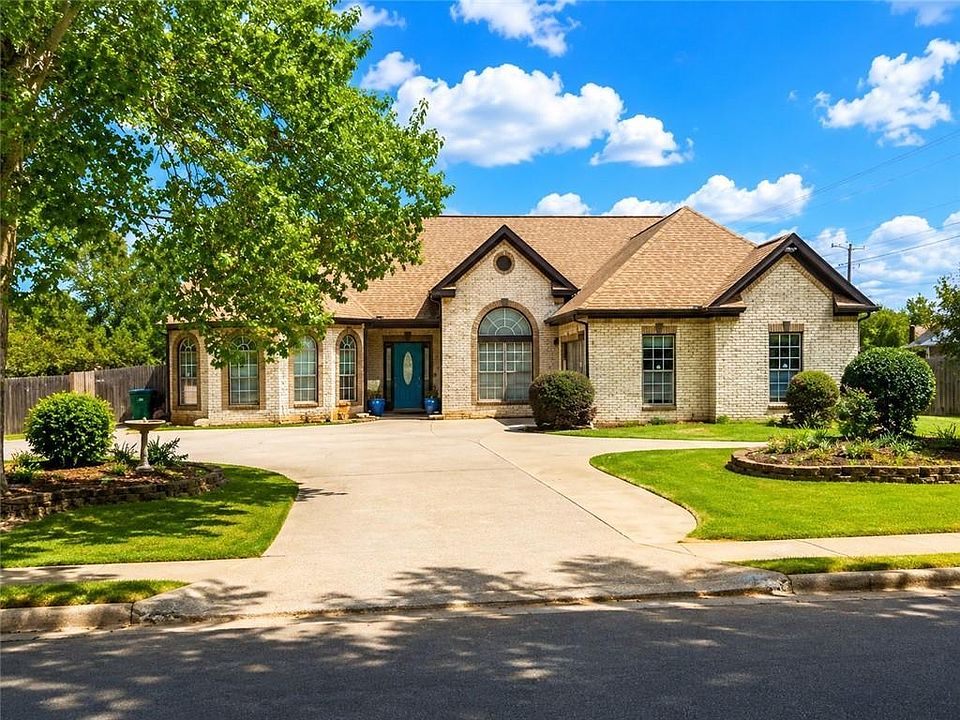 1st image of 100 Wyckliffe Dr