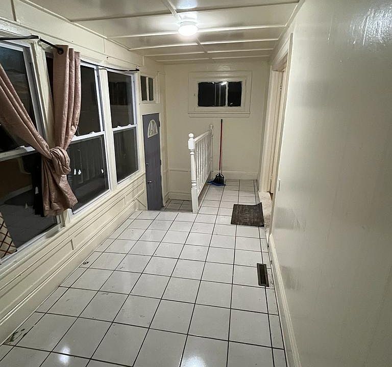 2nd image of 70 Roslyn St Unit 1
